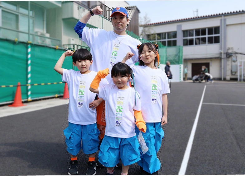 元気な子どもたちと先生の写真
